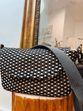 Carica l'immagine nel visualizzatore di Gallery, Borsa Oristano - in bianco e nero