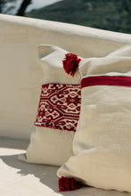 Carica l&#39;immagine nel visualizzatore di Gallery, Chia cushions natural / bordeaux
